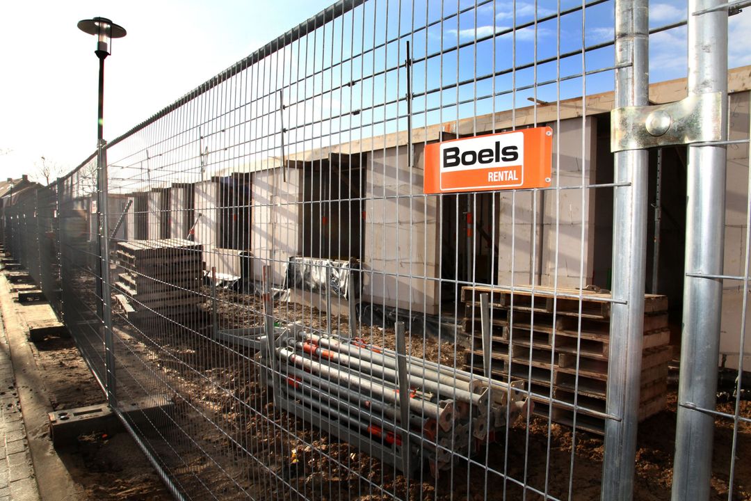 Ein Bauzaun von Boels Rental, der eine Baustelle sichert.