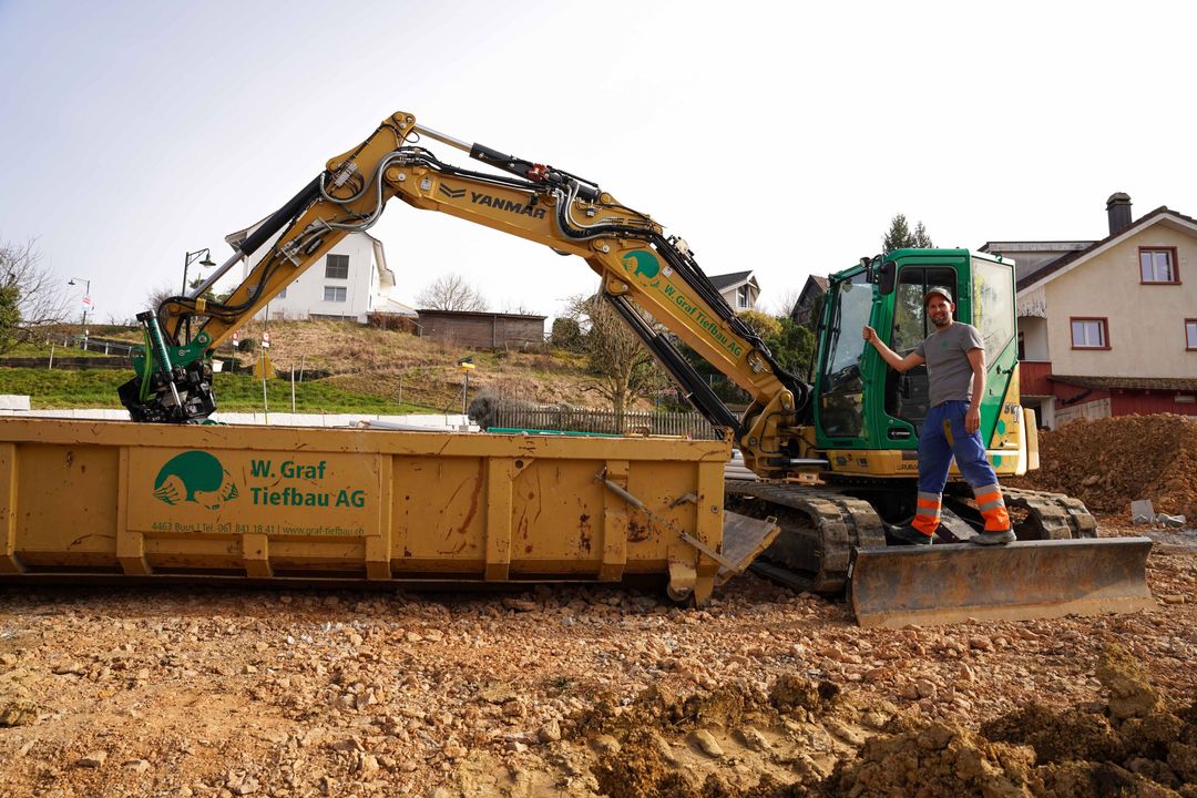 Der SV100 Der SV100 in gelber Lackierung auf der Baustelle von Graf