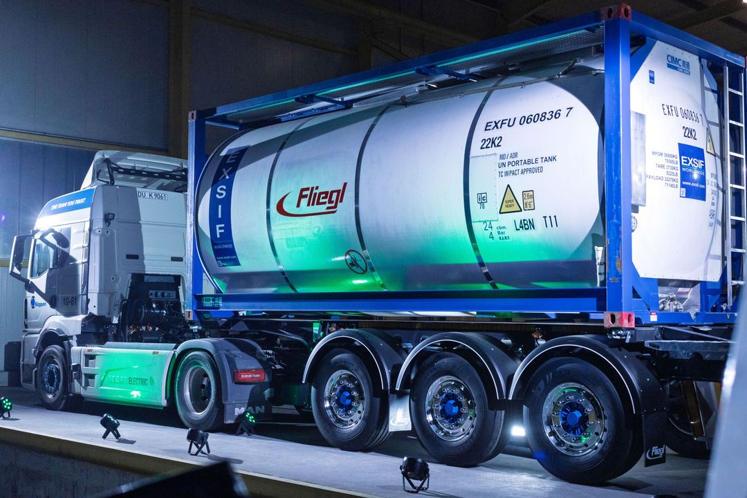 Fliegl Ein Sattelzug von Fliegel vor einer Werkshalle