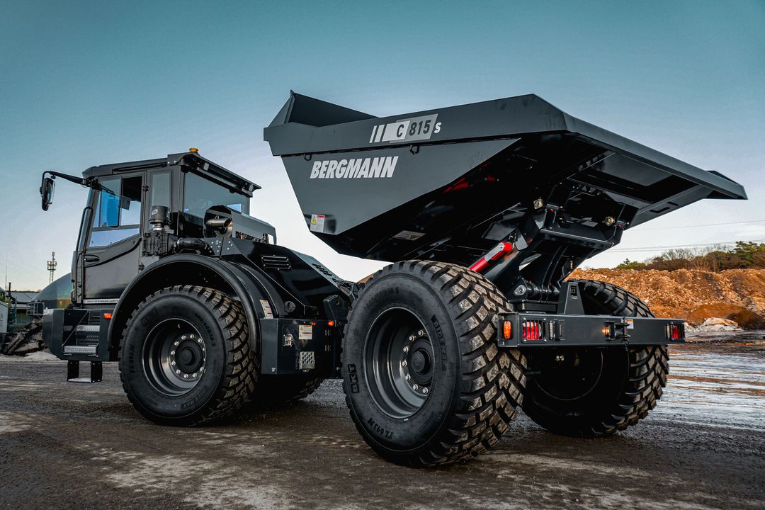 Bergmann Dumper Ein neuer Dumper von Bergmann in schwarzer Lackierung auf einer Baustelle