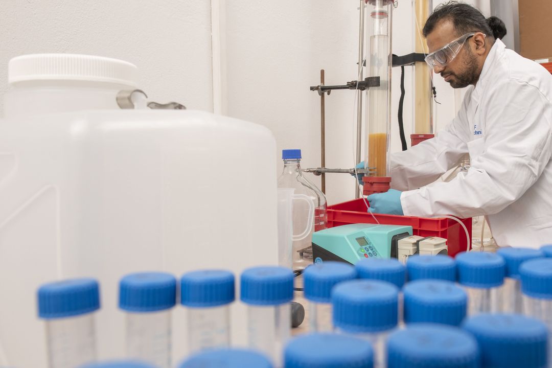 Dr. Rohan Jain forscht in der Biotechnologie-Abteilung des HIF an der Rückgewinnung von Gallium aus Industrieabwässern mit Hilfe von Siderophoren.