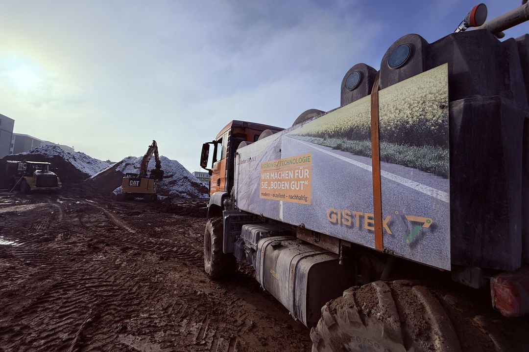 Ein Lkw von Gistex auf einer Straßenbaubaustelle