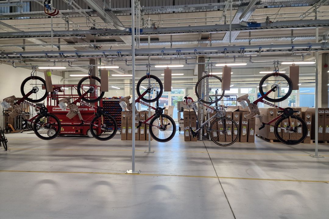 Fördertechnik & Komponenten: Hängefördertechnik für die moderne Fahrradfertigung