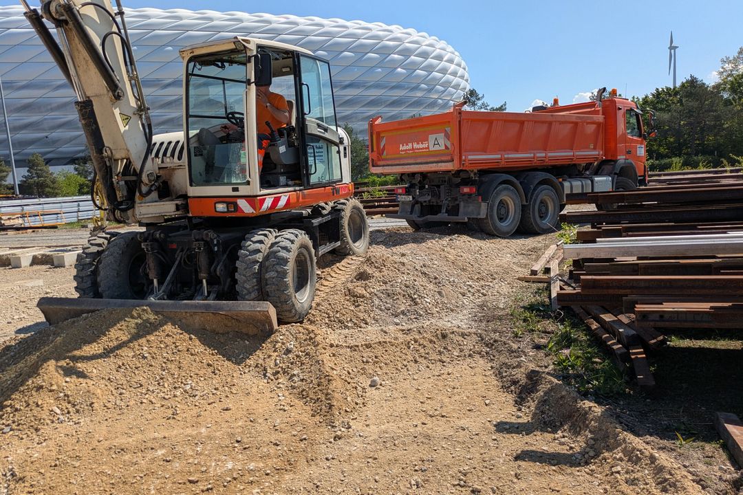 Allianz Arena Baumaschinen vor der Allianz Arena im Einsatz