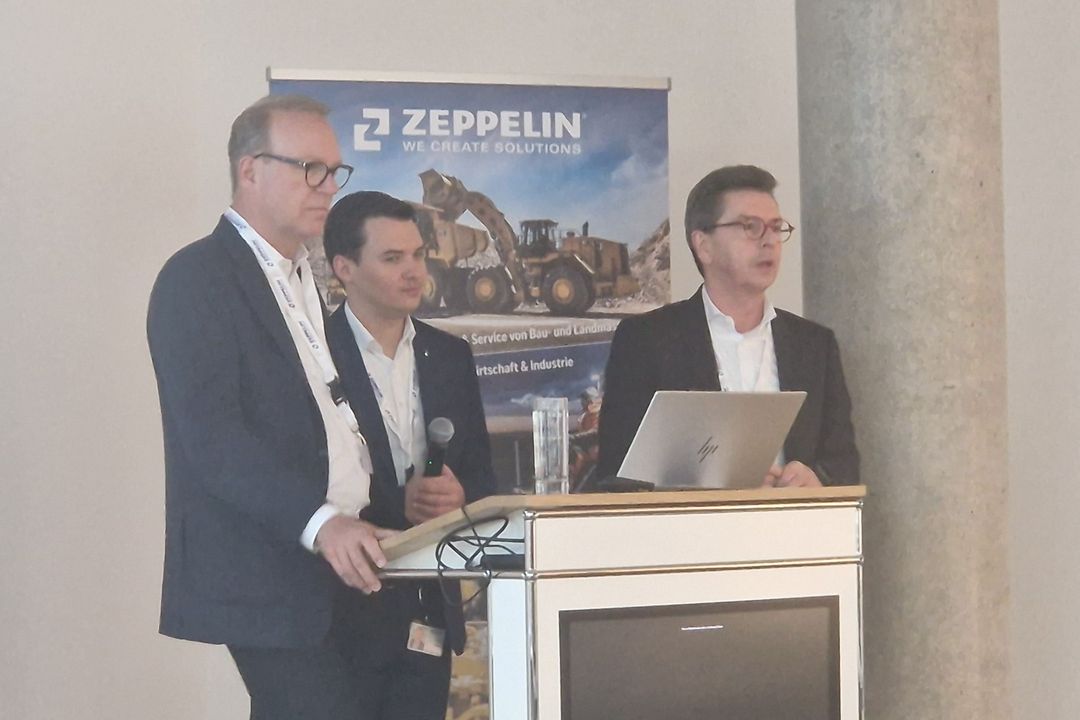 Vorstandt Matthias Benz, Vorsitzender der Geschäftslführung (links) und Christian Dummler, CFO, auf der Bühne bei zeppelin Baumaschinen in Garching.