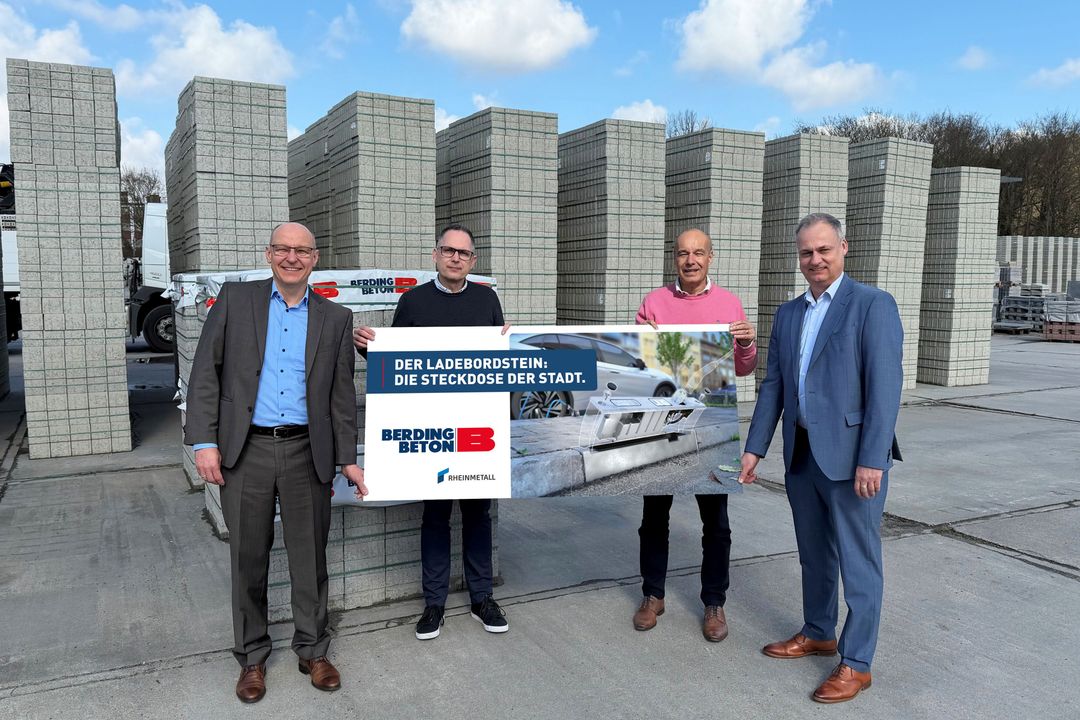 Gruppenbild Gruppenbild anlässlich des Kooperationsvertrages zwischen Berding Beton und Rheinmetall (v.l.: Gunther Riedel, Rheinmetall; Oliver Gomolka und Gert Waltermann, Berding Beton; Thomas Zimmermann, Rheinmetall)