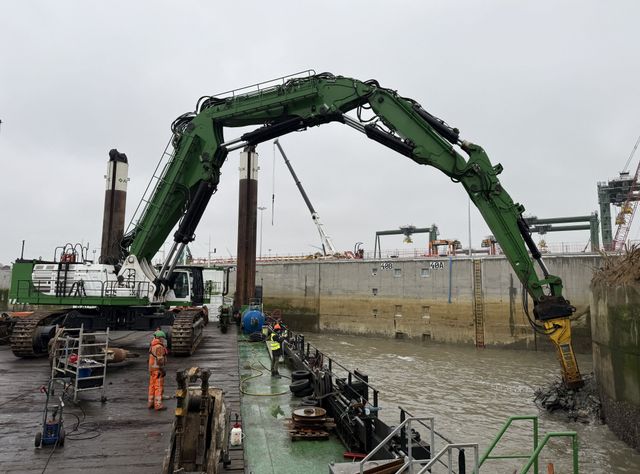 Der Epiroc-HB-7000-Hydraulikhammer am Ausleger bricht die Kaimauer in Antwerpen ab