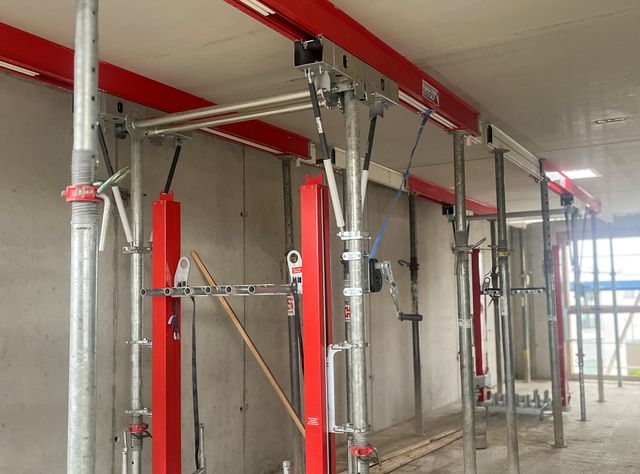 Die Deckenschalung KlappMAXX von Mayer Schaltechnik im Einsatz auf einer Baustelle