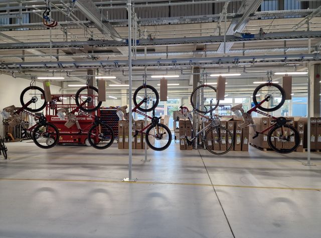 Fördertechnik & Komponenten: Hängefördertechnik für die moderne Fahrradfertigung