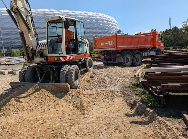 Baumaschinen vor der Allianz Arena im Einsatz