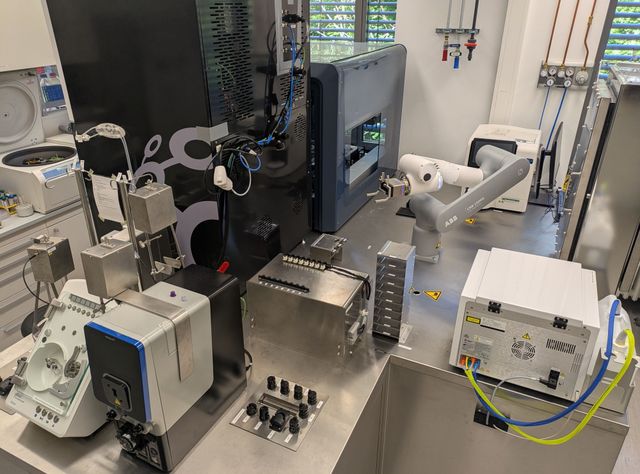 Blick in die Technik der Laborplattform am Uniklinikum Würzburg Die Laborplattform, die von dem Projektteam entwickelt wurde.