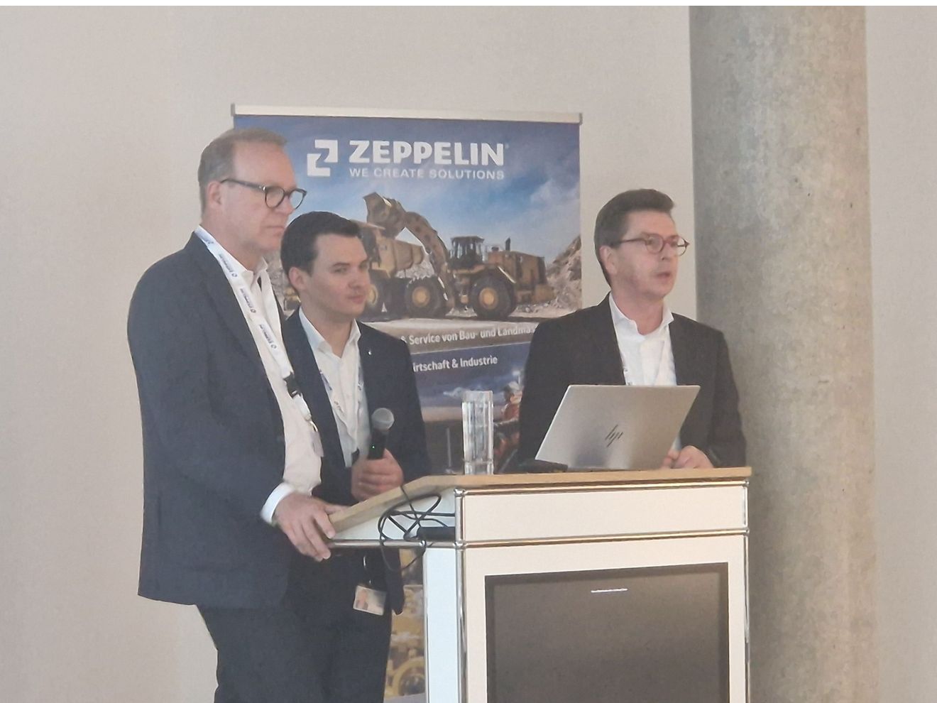Vorstandt Matthias Benz, Vorsitzender der Geschäftslführung (links) und Christian Dummler, CFO, auf der Bühne bei zeppelin Baumaschinen in Garching.