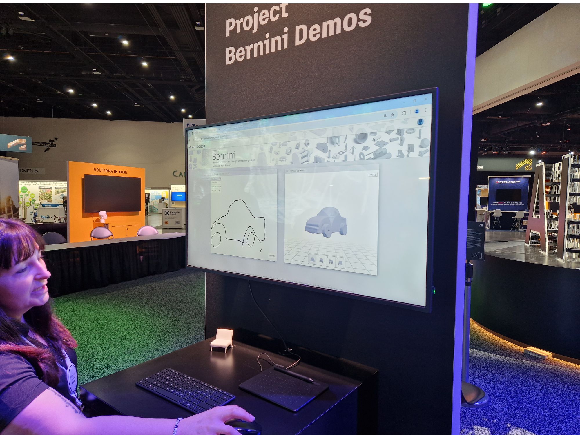Die Besuchder durften viele neue Features von Autodesk selbst testen Eine Mitarbeitende von Autodesk zeigt die Möglichkeiten, 3d Modelle aus Skizzen zu generieren.