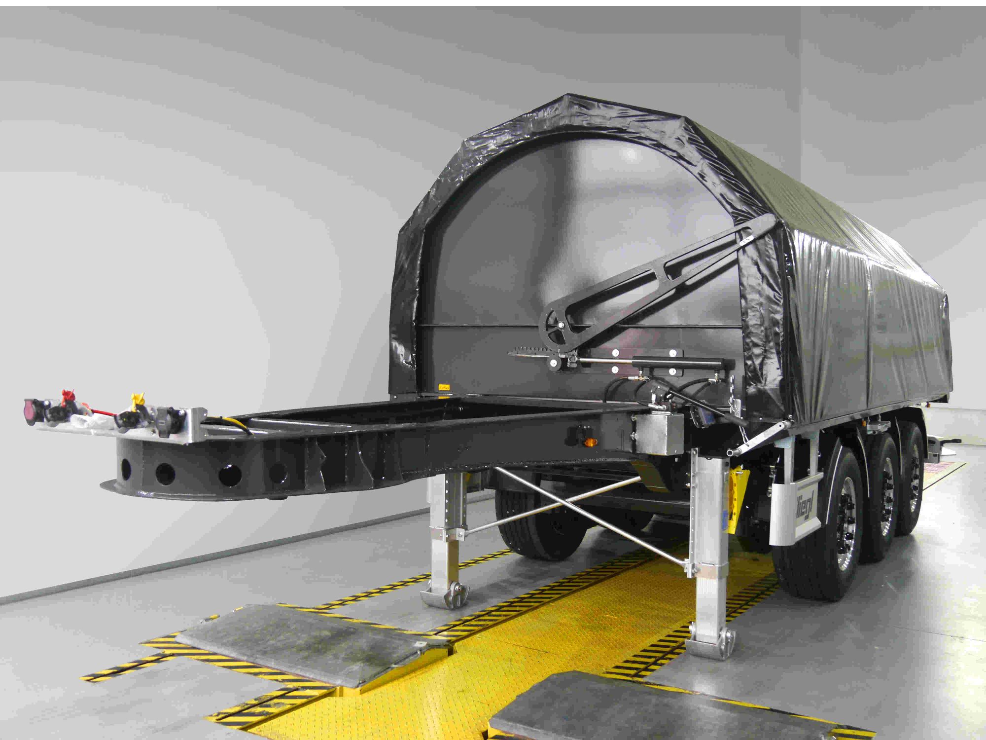 Fliegl präsentiert innovatives Fahrzeugkonzept für den Coil-Transport