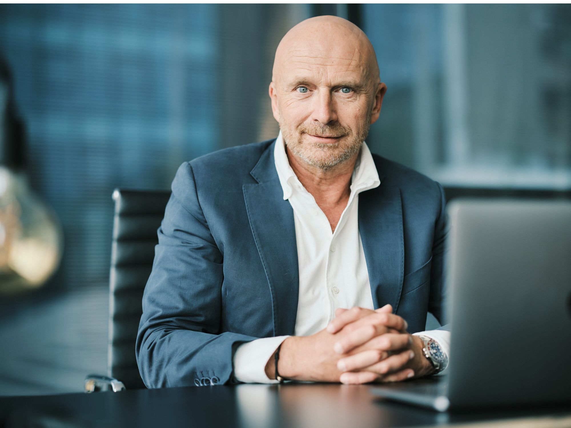 Marcus Linnepe Marcus Linnepe lächelt über seinen Laptop in die Kamera.