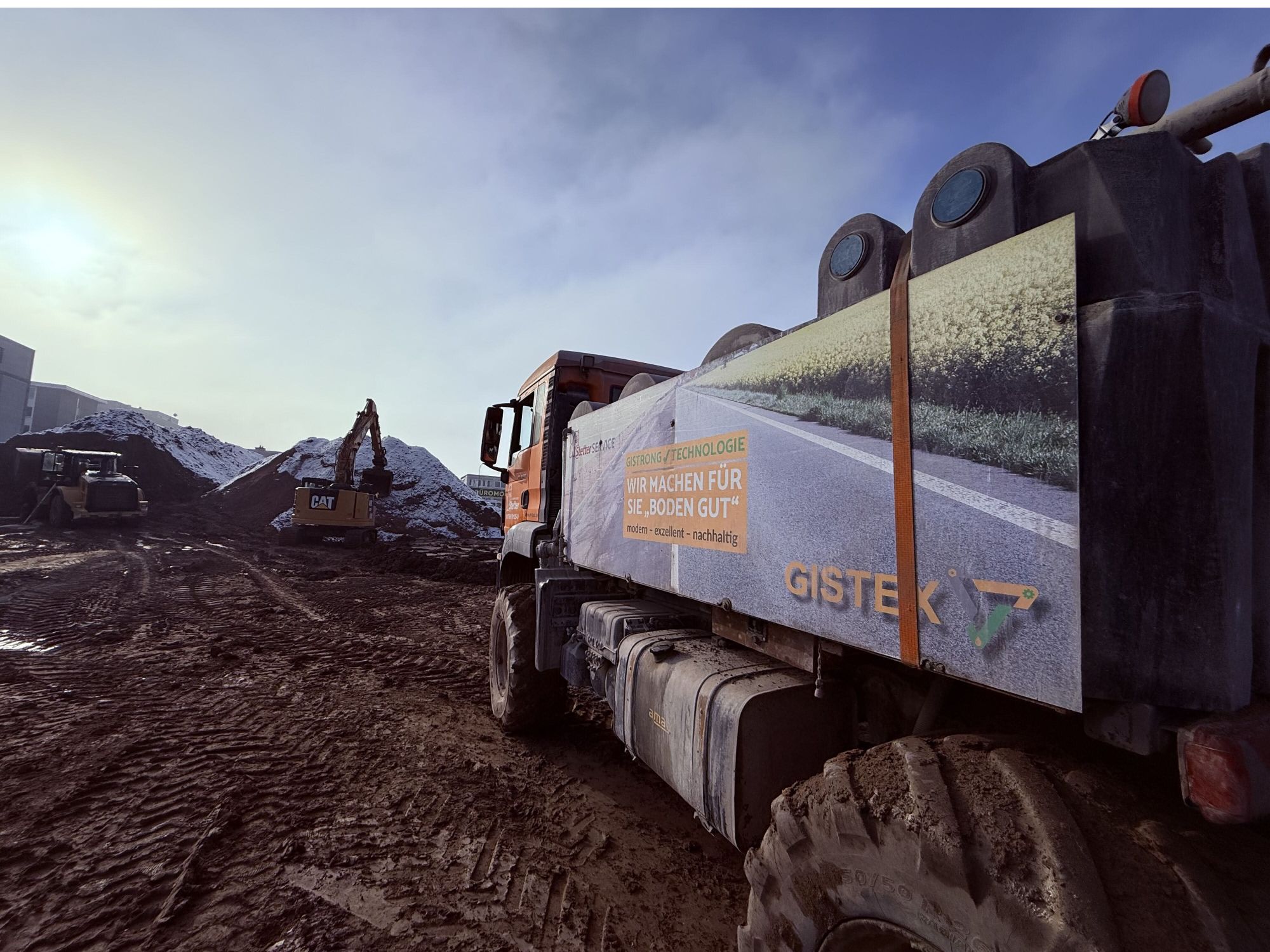 Ein Lkw von Gistex auf einer Straßenbaubaustelle