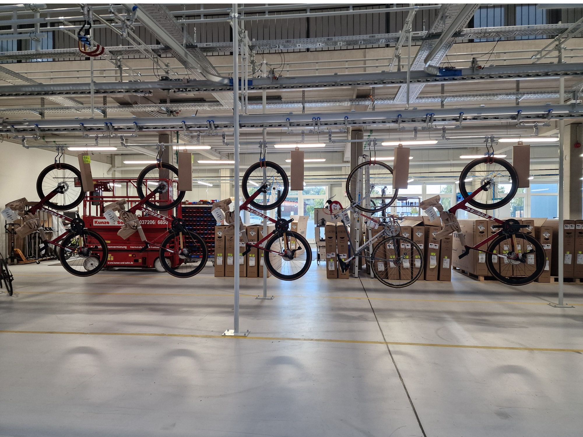 Fördertechnik & Komponenten: Hängefördertechnik für die moderne Fahrradfertigung