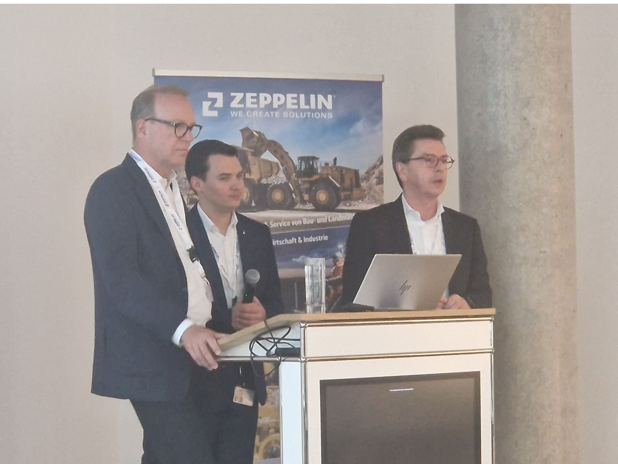 Matthias Benz, Vorsitzender der Geschäftslführung (links) und Christian Dummler, CFO, auf der Bühne bei zeppelin Baumaschinen in Garching.