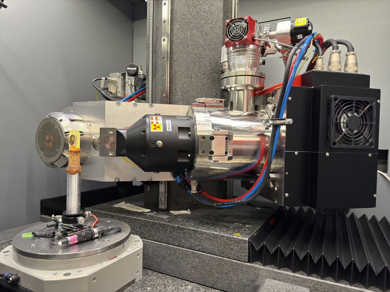 3D-Computertomographie: Untersuchungsmethode an Gewebeproben von Schilddrüsentumoren Mit einem speziellen Röntgengerät werden Gewebeproben zuerst dreidimensional erfasst.