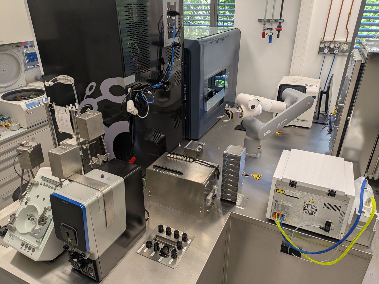 Blick in die Technik der Laborplattform am Uniklinikum Würzburg Die Laborplattform, die von dem Projektteam entwickelt wurde.