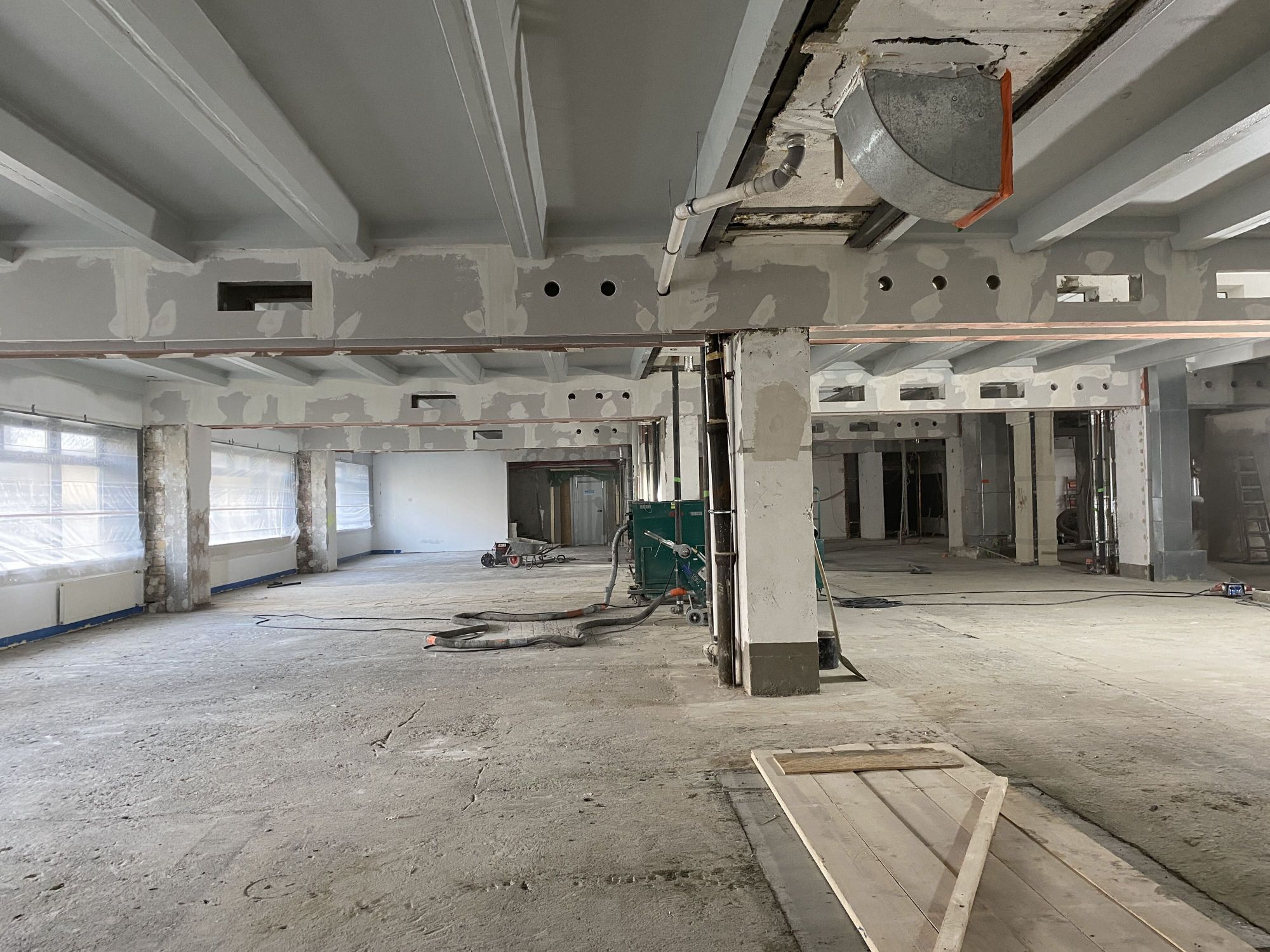 Nachhaltigkeit in Forschung und Labor: Wie Forschungsgebäude für die Biomedizin nachhaltig und energieeffizient werden können Das Bild zeigt die Baustelle im Dezember 2024 – im Oktober 2025 zogen die ersten beiden Forschungsgruppen ein.
