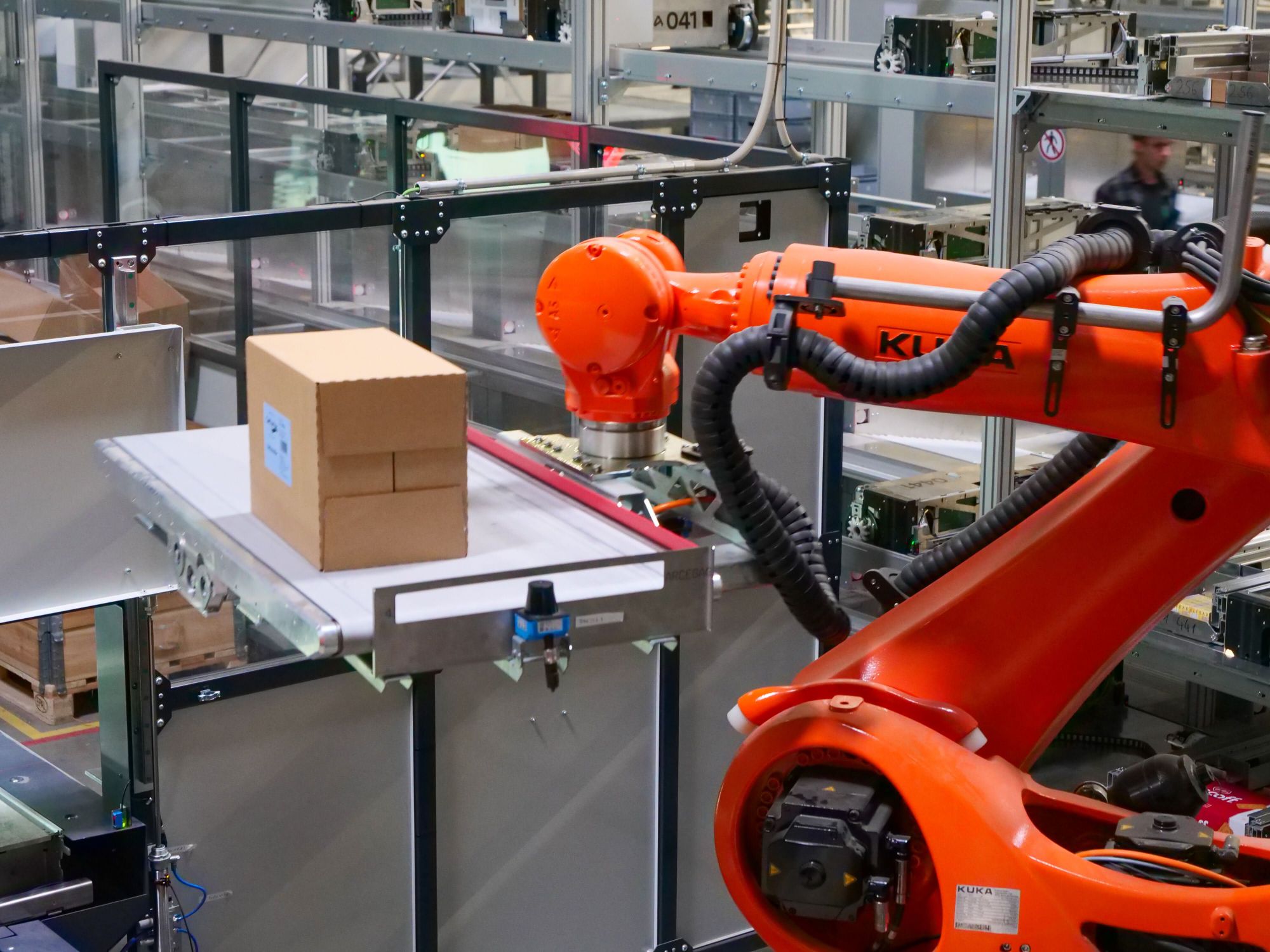 Die Igus-Produkte finden sich an unterschiedlichen Stellen im Logistikprozess – hier die Triflex-Serie für dreidimensionale Roboter-Bewegungen. Die Igus-Produkte finden sich an unterschiedlichen Stellen im Logistikprozess – hier die Triflex-Serie für dreidimensionale Roboter-Bewegungen.