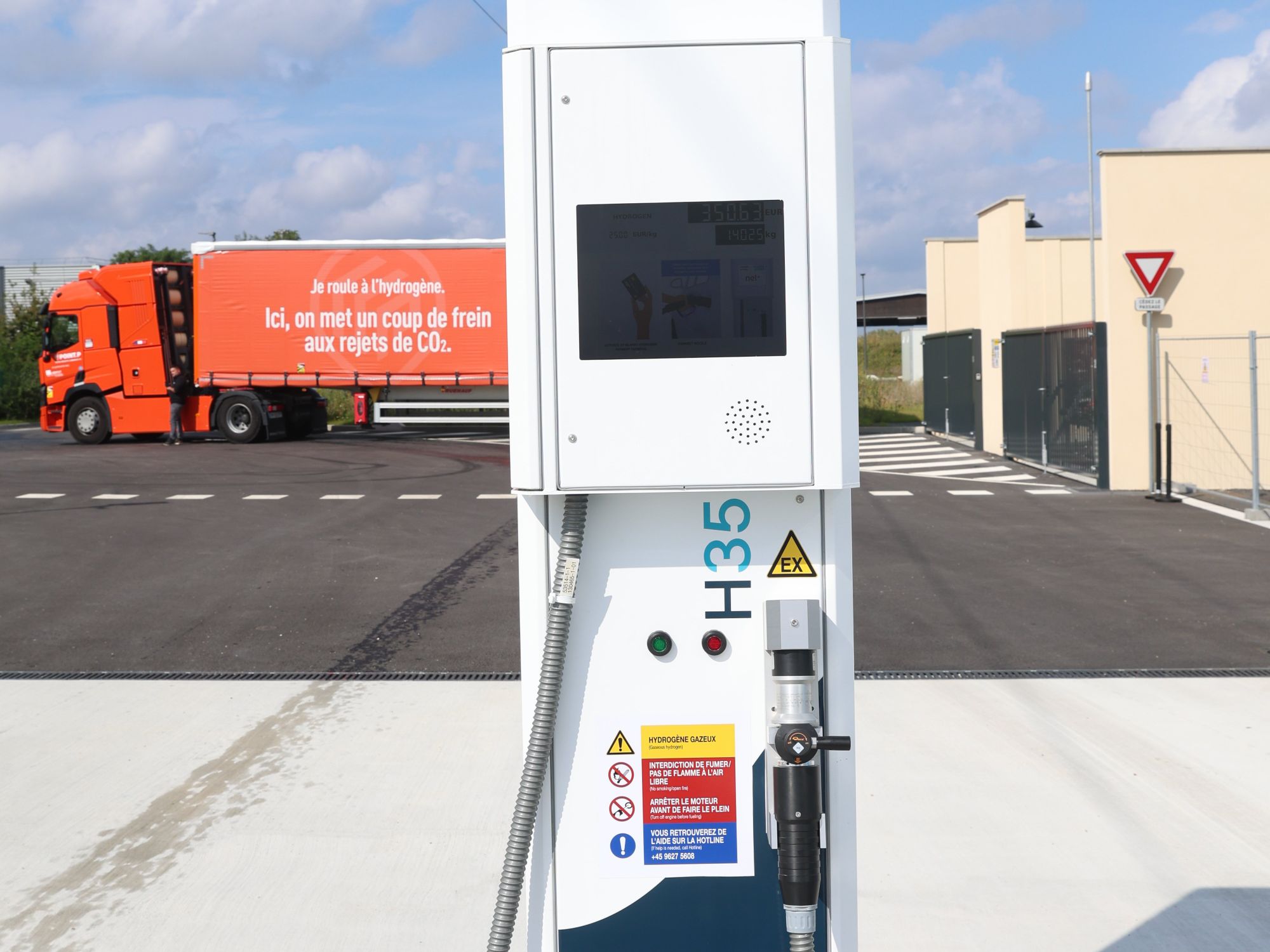 Eine französische Wasserstofftankstelle, wartet auf den Einsatz.