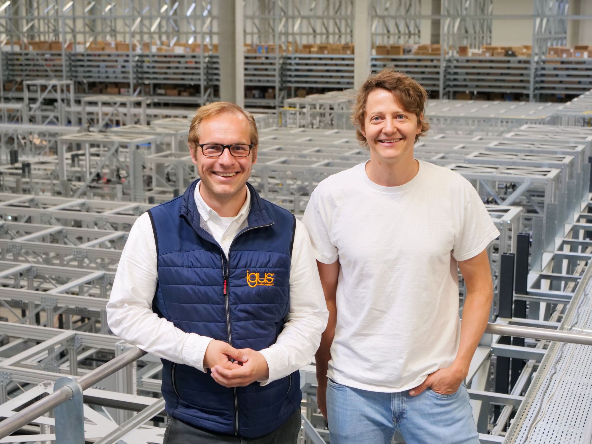 Erfolgreiche Zusammenarbeit: Sebastian Mayer (links), technischer Verkaufsberater bei Igus, und Mathias Magg, Teamleiter Robotics bei Advastore. Erfolgreiche Zusammenarbeit: Sebastian Mayer (links), technischer Verkaufsberater bei Igus, und Mathias Magg, Teamleiter Robotics bei Advastore.