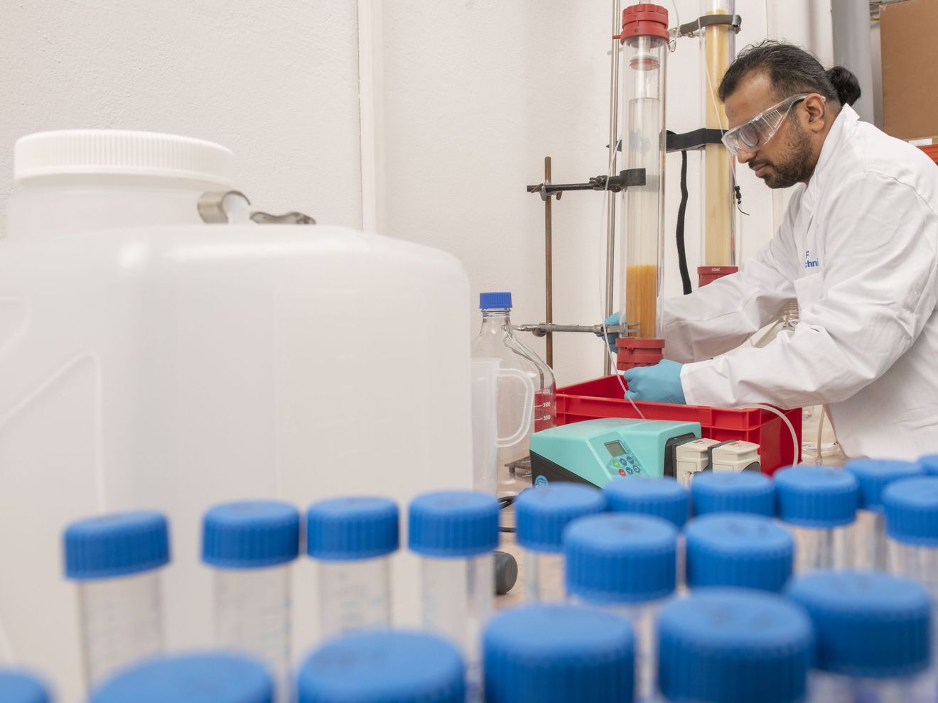 Dr. Rohan Jain forscht in der Biotechnologie-Abteilung des HIF an der Rückgewinnung von Gallium aus Industrieabwässern mit Hilfe von Siderophoren Dr. Rohan Jain forscht in der Biotechnologie-Abteilung des HIF an der Rückgewinnung von Gallium aus Industrieabwässern mit Hilfe von Siderophoren.