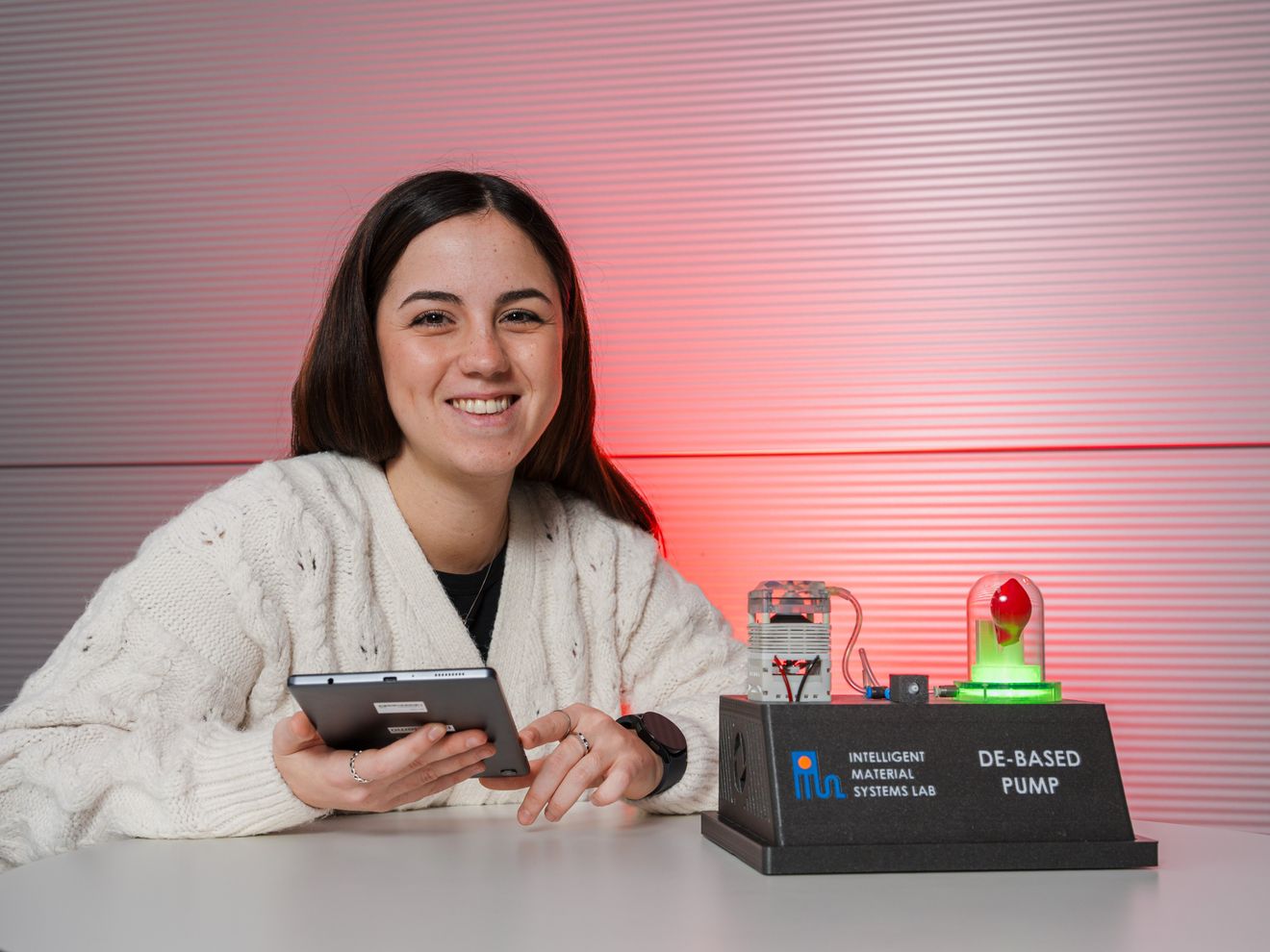 Doktorandin Carmen Perri forscht an den smarten Pumpen und Ventilen Doktorandin Carmen Perri forscht an den smarten Pumpen und Ventilen