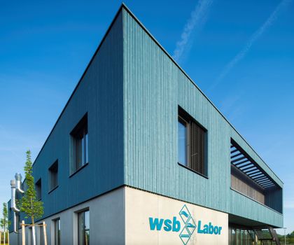 WSB Labor mit blauer Holzfassade