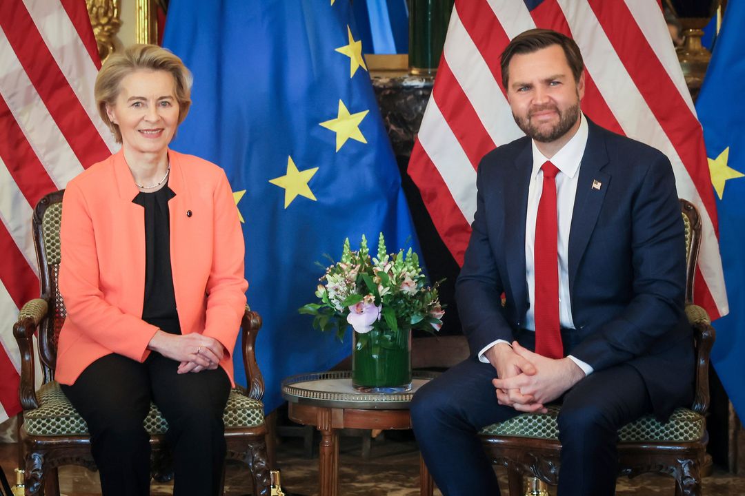 Die Präsidentin der Europäischen Kommission Ursula von der Leyen und der US-Vizepräsident JD Vance posieren während eines bilateralen Treffens im Elysee Palast, während einer Veranstaltung am Rande des Aktionsgipfels für künstliche Intelligenz.