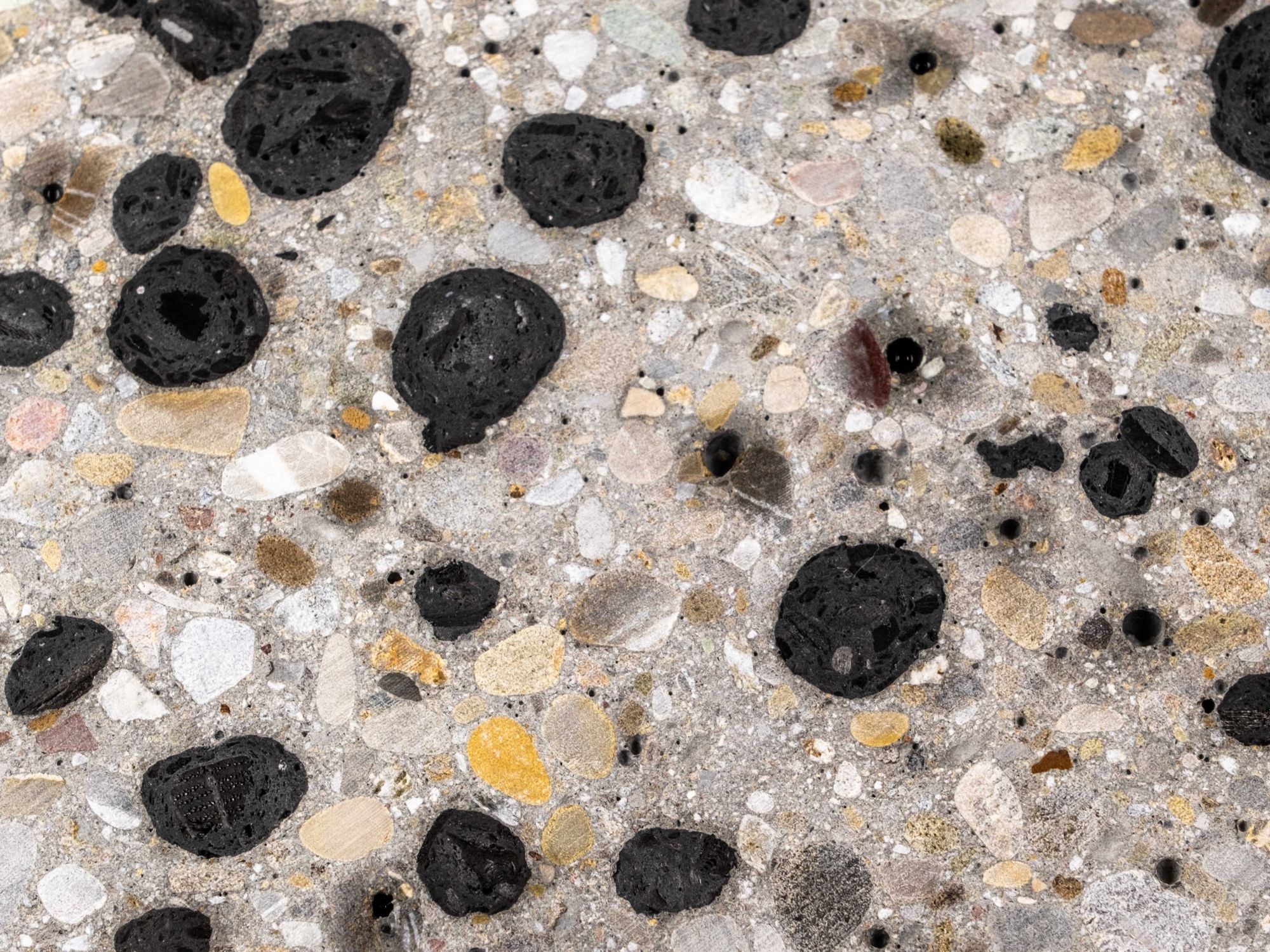 Beton könnte ganz erhebliche Mengen an CO2 speichern, wenn herkömmliche Gesteinskörnungen beispielsweise durch Pellets aus Pflanzenkohle ersetzt würden. Beton könnte ganz erhebliche Mengen an CO2 speichern, wenn herkömmliche Gesteinskörnungen beispielsweise durch Pellets aus Pflanzenkohle ersetzt würden.