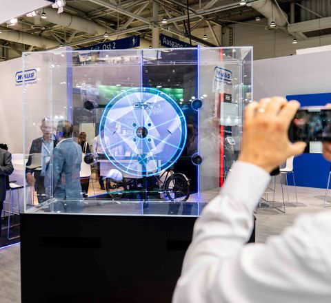 Das Präzisions-Kreissägeblatt KREOS® war auf der EMO 2023 digital in Aktion und als Hologramm ein Besuchermagnet.