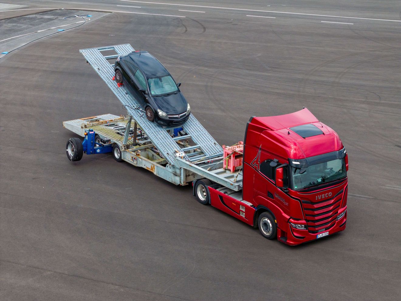 Lkw mit gesichertem Pkw als Ladung Lkw mit gesichertem Pkw als Ladung