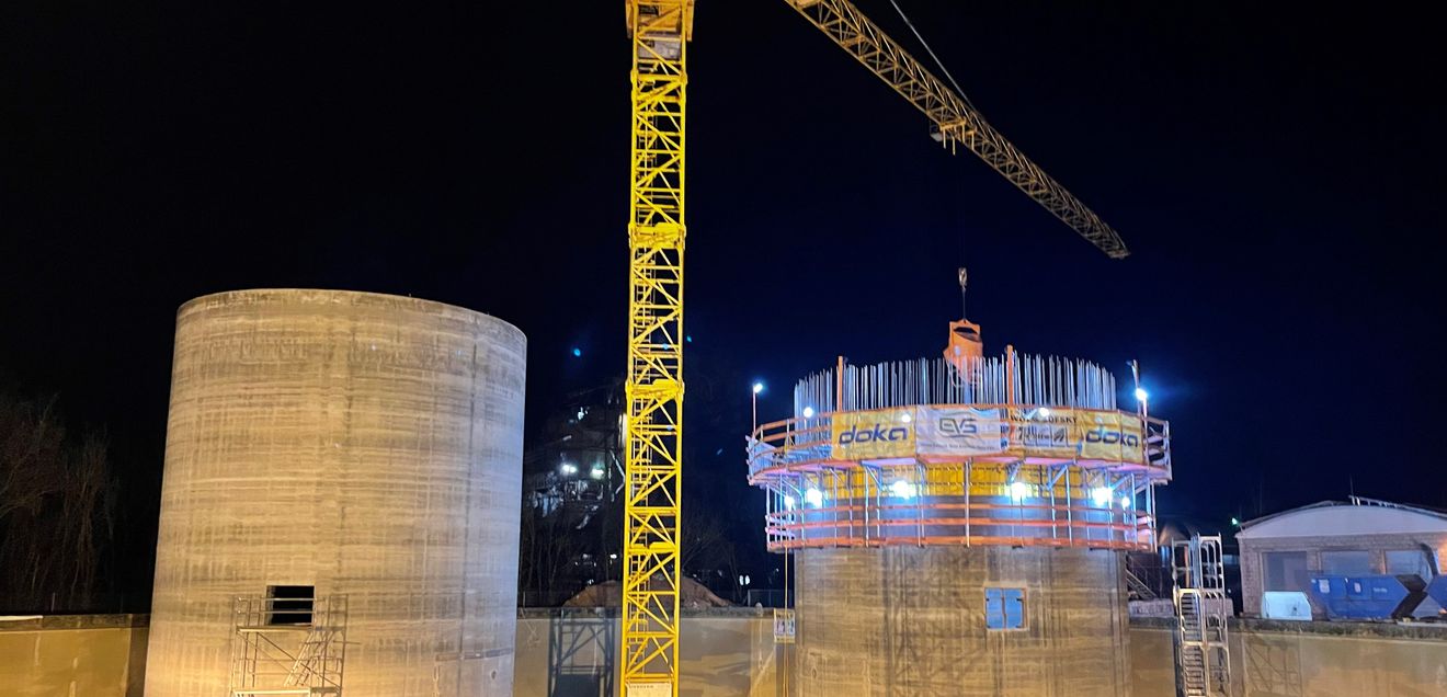 Die Gleitschalung von Doka bei Nacht