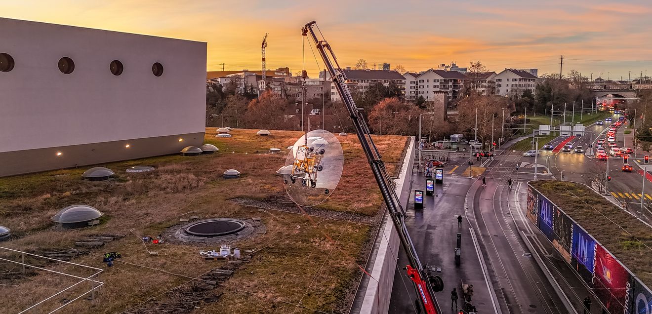 Montage einer Glaskuppel auf dem Dach der St. Jakobshalle in Basel (Schweiz)
