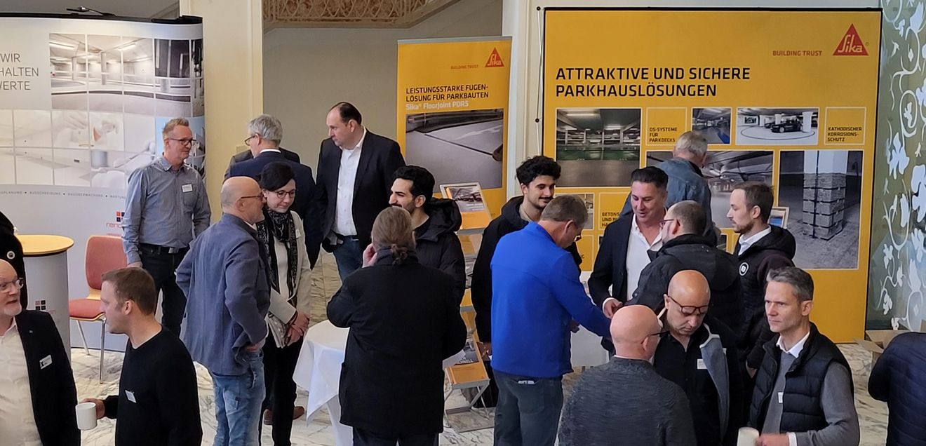 Ergänzend zu den Vorträgen boten insgesamt 32 Aussteller den Teilnehmern die Möglichkeit, sich über neueste Produkte, Produktentwicklungen und Dienstleistungen rund um die Betoninstandsetzung zu informieren. Dies war gleichzeitig eine gute Gelegenheit für Networking und vertiefende Gespräche. Ergänzend zu den Vorträgen boten insgesamt 32 Aussteller den Teilnehmern die Möglichkeit, sich über neueste Produkte, Produktentwicklungen und Dienstleistungen rund um die Betoninstandsetzung zu informieren. Dies war gleichzeitig eine gute Gelegenheit für Networking und vertiefende Gespräche.