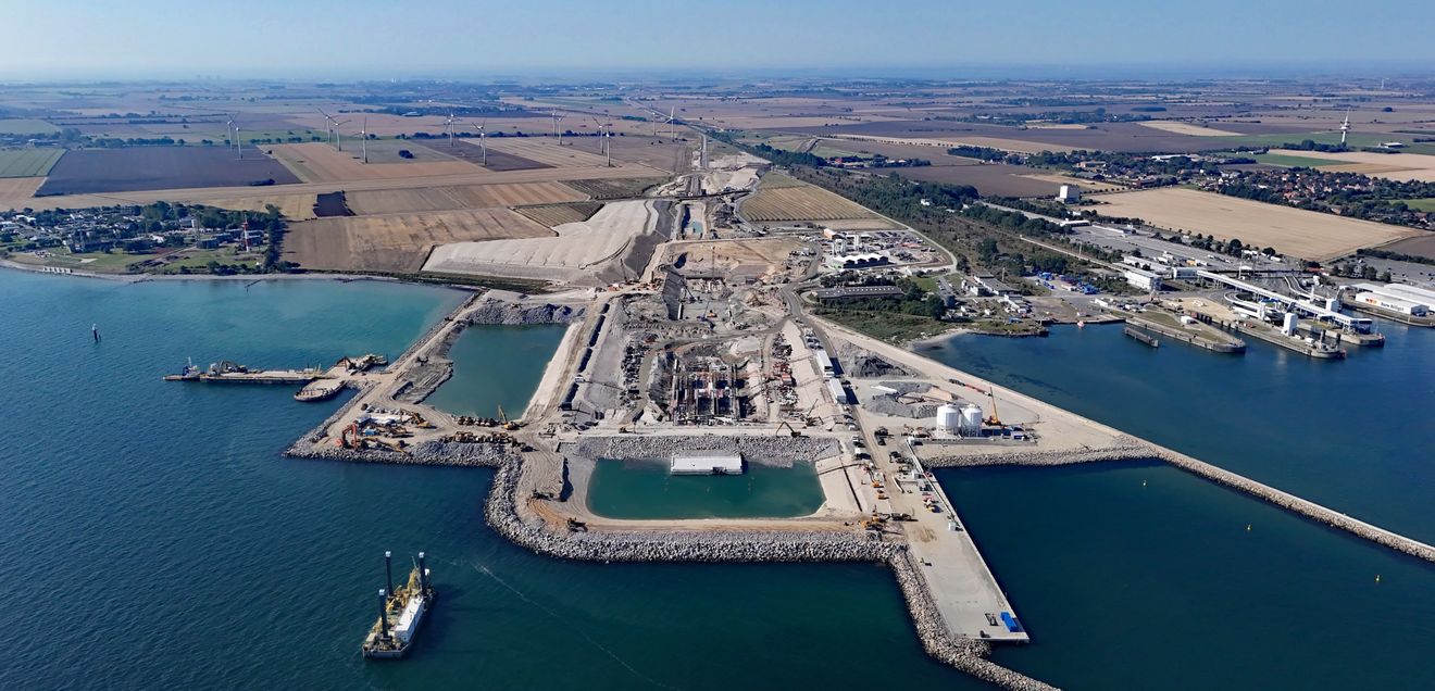 Das Tunnelportal Puttgarden auf deutscher Seite ist Teil des größten Infrastrukturprojektes Nordeuropas Der Blick auf die Tunnelportale bei Puttgarden