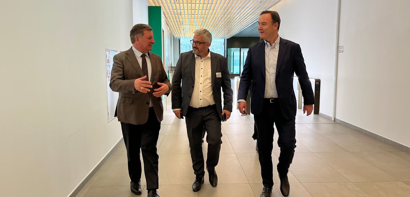 Staatsminister Bernreiter trifft BayWa Baustoff-Kunden zum Runden Tisch