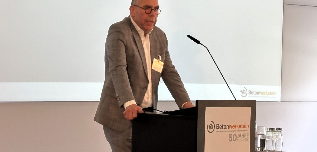 Harry Schwab, der Vorsitzende des Vorstands der Info-b, bei seiner Begrüßungsrede. Harry Schwab, der Vorsitzende des Vorstands der Info-b, bei seiner Begrüßungsrede.
