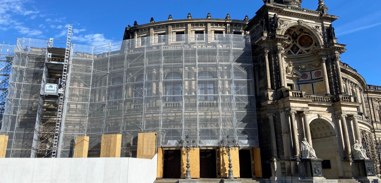 Mit einer Hubgeschwindigkeit von 24 m/min im Materialmodus und 12 m/min im Personenmodus unterstützt der GEDA 500 Z/ZP einen zügigen Baufortschritt. Mit einer Hubgeschwindigkeit von 24 m/min im Materialmodus und 12 m/min im Personenmodus unterstützt der GEDA 500 Z/ZP einen zügigen Baufortschritt.