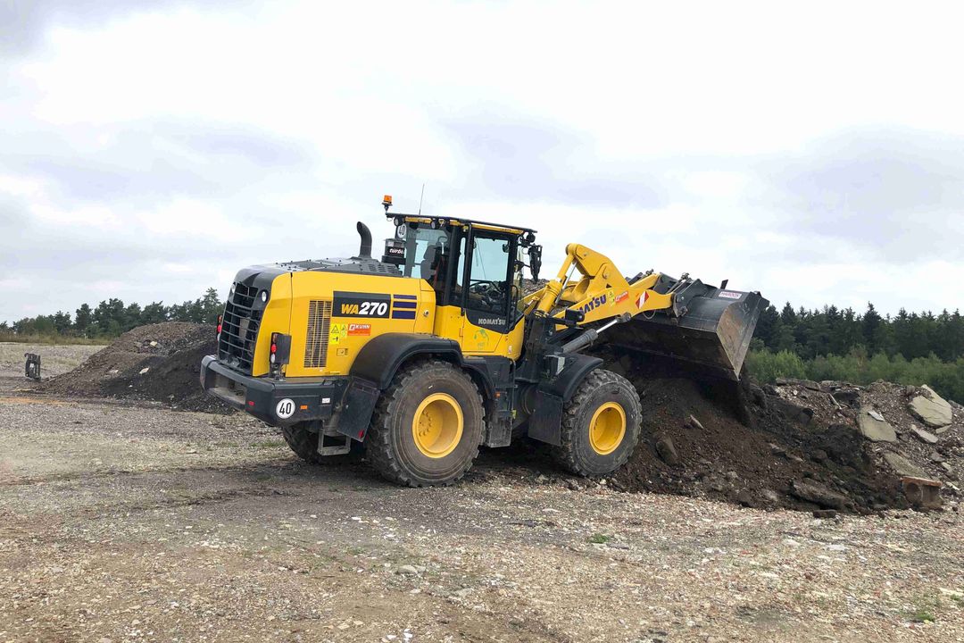 Komatsu WA270-8: Leistungsstarker Radlader bewährt sich Ein Komatsu WA270-8 entlädt Erde aus seiner Schaufel
