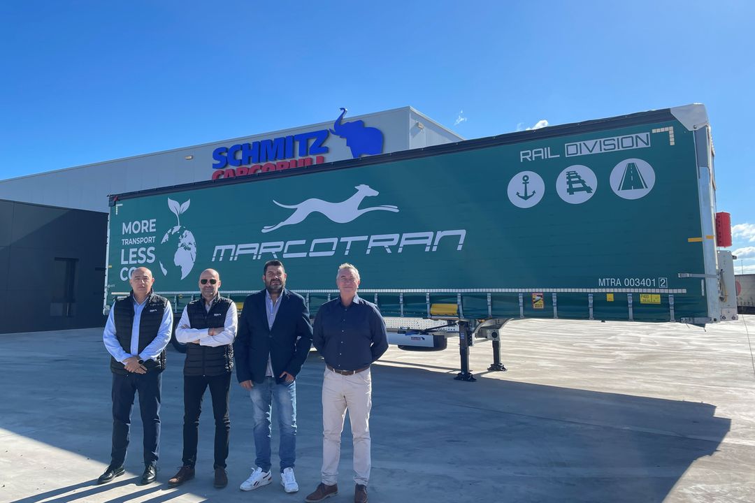 Marcotran, ein führendes spanisches Unternehmen für integrierte Logistiklösungen, hat 30 neue S.CS Sattelcurtainsider mit Mega Varios-Aufbau für den Intermodalverkehr in seinem Fuhrpark aufgenommen. Marcotran stärkt sein intermodales Angebot mit 30 neuen Schmitz Cargobull Sattelaufliegern