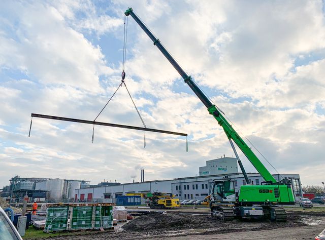 Raupen-Teleskopkran von Sennebogen auf Ponton
