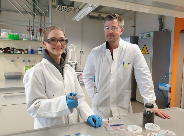 Coline Bichlmaier und Dr. Roman Lang im Labor Coline Bichlmaier und Dr. Roman Lang im Labor