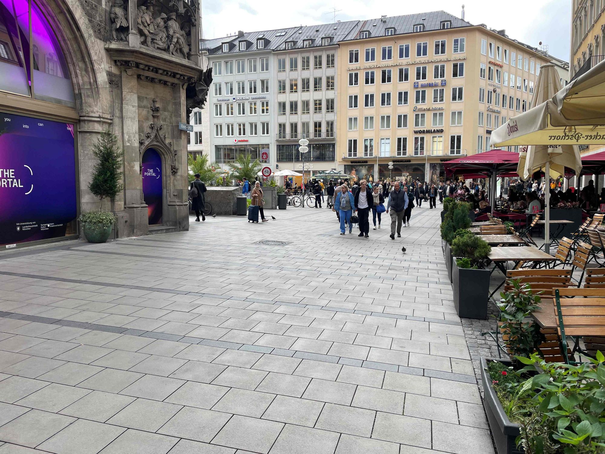 Nachher: Teile der Weinstraße wurden bis zum Übergang auf den Marienplatz mit der Münchner Gehwegplatte saniert. Als Bettungs- und Fugenmaterial kam Ecoprec® von der SF-Kooperation zum Einsatz