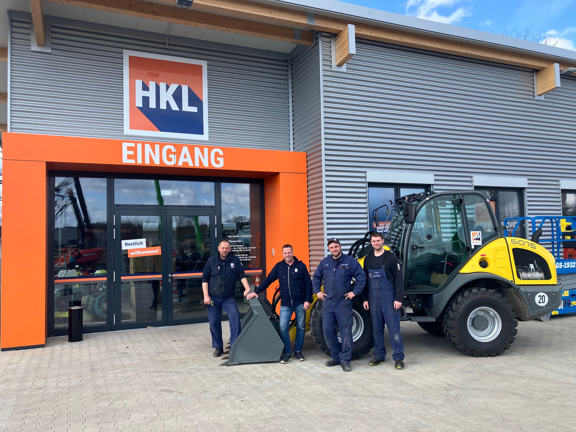 Das Team im neuen HKL Center Ludwigslust v.l.n.r.: Ralf Böye (Baushopverkäufer), Thomas von Morstein (Betriebsleiter), Ricardo Weber (Mietparkmonteur) und Hannes Neupauer (Werkstattleiter).