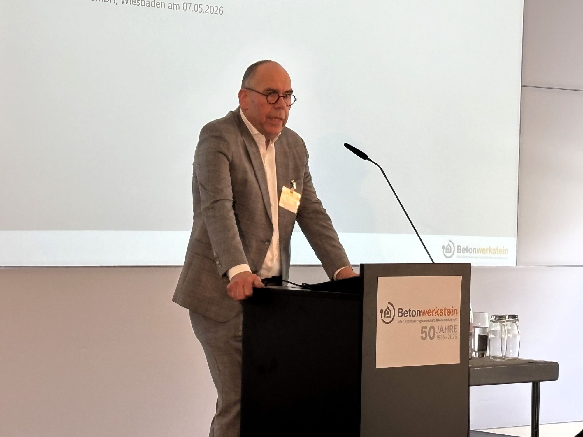 Harry Schwab, der Vorsitzende des Vorstands der Info-b, bei seiner Begrüßungsrede.