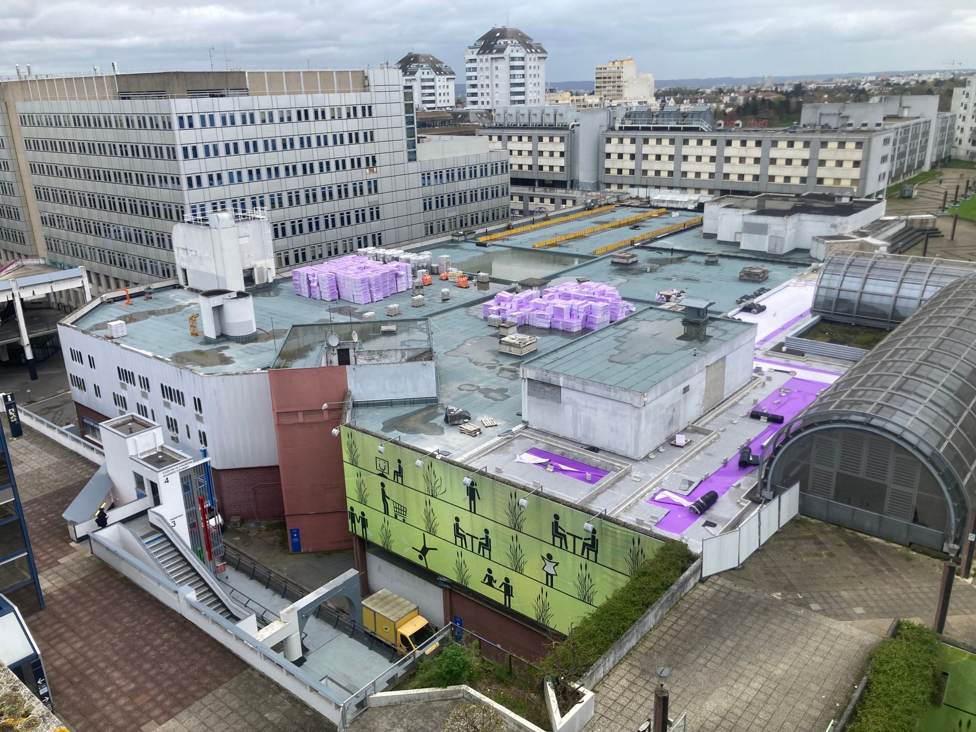 Auf rund 5.000 m² Dachfläche entstand ein Urban-Farming-Projekt: Aus der ungenutzten Dachfläche wurde durch einen belastbaren Umkehrdachaufbau ein landwirtschaftlich nutzbarer, produktiver Stadtraum.